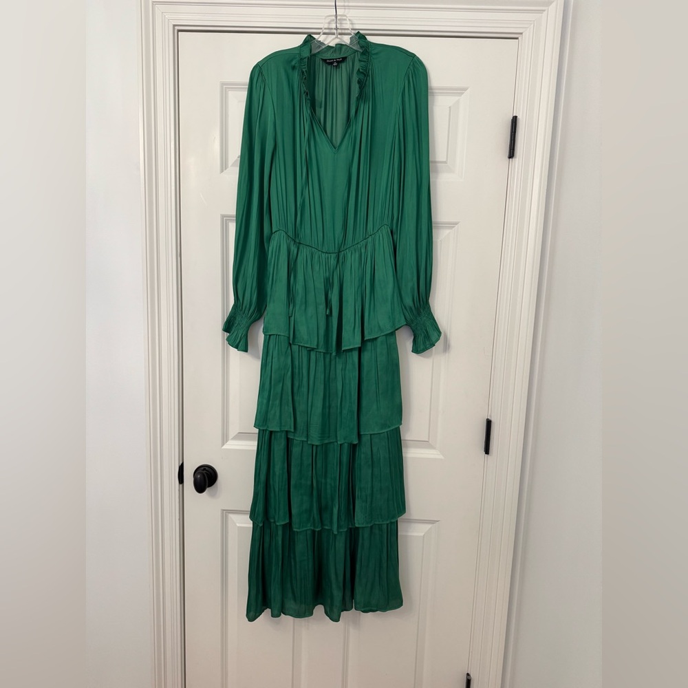 Elegant Green Long Sleeve Tiered Dress - Picture 2 of 3